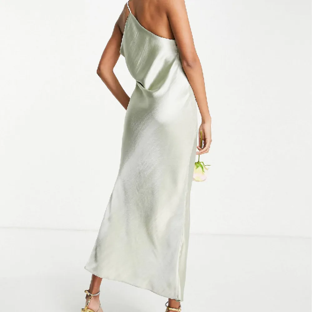 Slutsåld klänning från Asos, storlek xs🩶färgen är olivgrön enligt Asos men lutar åt silver🩶. Klänningar.