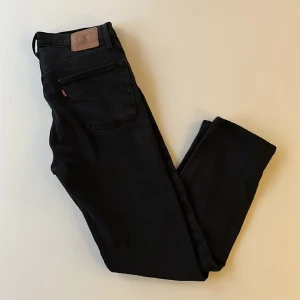 Levis 501⚫️ - Otroligt feta Levis 501 jeans⚫️ Dessa jeans passar till allting och är till ett riktigt bra pris, I princip nyskick då det inte finns några defekter över huvudtaget! Priset går att diskuteras. Har ni några funderingar över huvudtaget är det bara att fråga😁