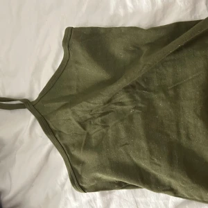 Yk2 stil topp - Grön glittrig topp, aldrig använd men satt jätte fint och bra när jag testade den. Men inte min smak av kläder. Tvättas och stryks innan den skickas 