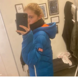 Mountain works jacka - Supersnygg och så himla skön vinterjacka från Mountain works💙 passar till väldigt mycket och kan göra en tråkig outfit mkt snyggare! Nypriset var runt 2000kr💘