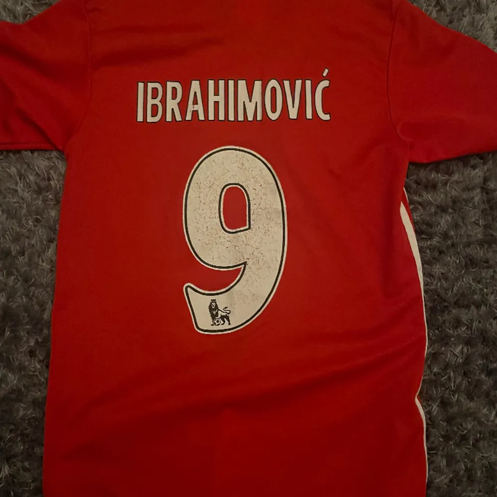 Ibrahimovic fotbollströja för barn i storlek 152!. T-shirts.