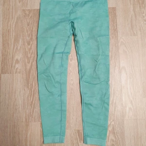Gymshark - Turkosa camomönstrade tights från Gymshark. Stl m. Som nya.