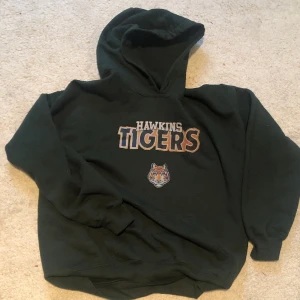 Vintage washed tigers college hoodie - Storlek M  Mått +\ -2 cm Bredd: 33,5 cm Längd från huva: 84 cm