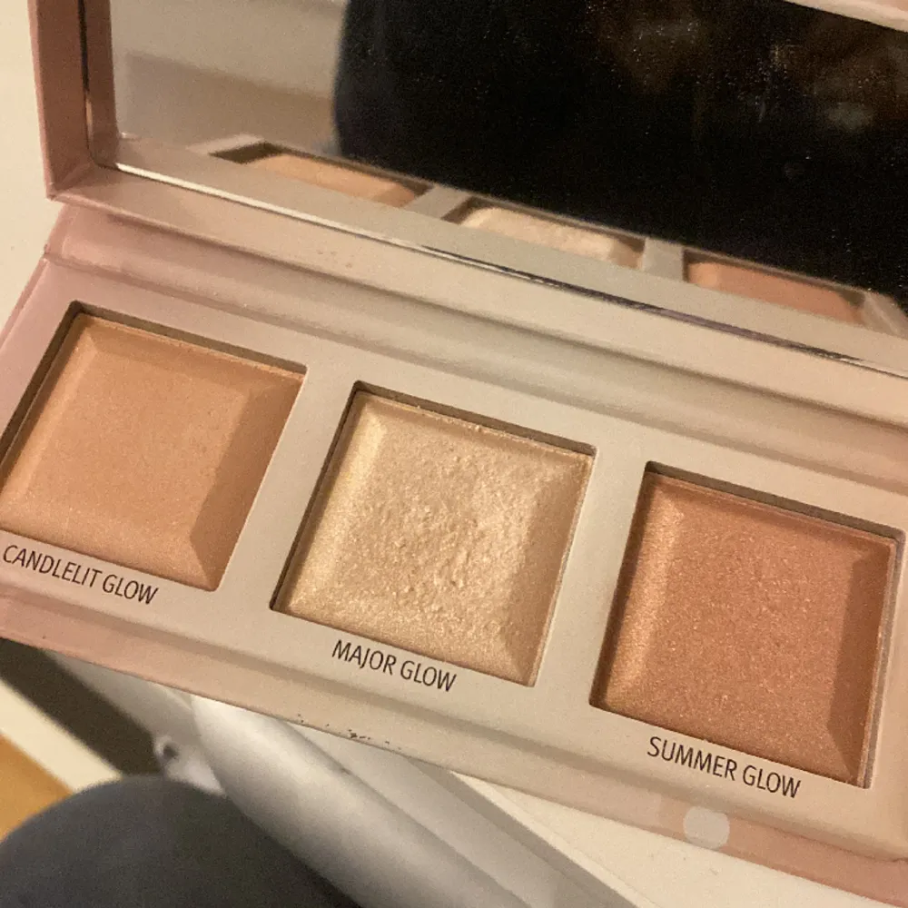 Säljer denna fina highlighter paletten från essence som kommer i 3 olika nyanser. Den är mest använd i färgen ”major glow” därav inte alls använd på dem andra två. Köptes för 87 kr säljer för 40. . Accessoarer.