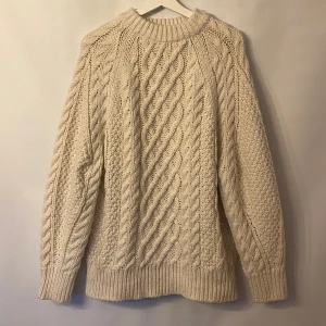 Stickad tröja - Vit oversized stickad tröja. Märke: H&M. Storlek: S