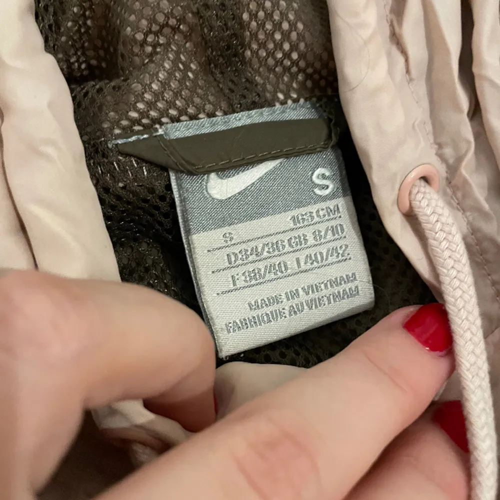 Träningsjacka/tröja från Nike. Lite skrynklig annars bra skick❣️. Hoodies.