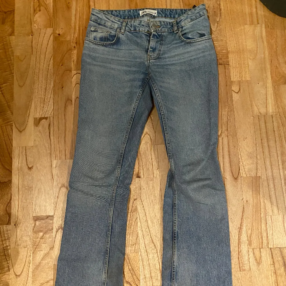 Jätte snygga lågmidjade jeans från zara!! Litet streck men det syns knappt. Jeans & Byxor.