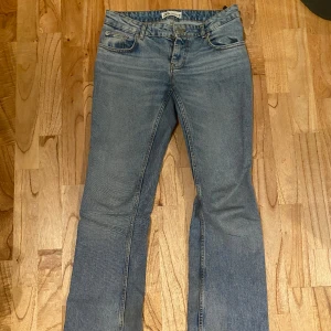 Lågmidjade bootcut jeans - Jätte snygga lågmidjade jeans från zara!! Litet streck men det syns knappt