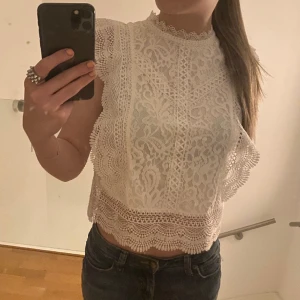 Vit blus  - Säljer min superfina blus med spets i fram och i bak. Säljer då den knappt kommit till användning! Jättefint skick.  Hör av er vid funderingar!✨