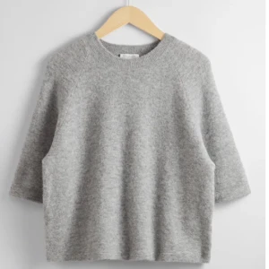 Other stories tröja  - En jätte fin stickad tröja från other stories. Använt ett fåtal gånger men är i super bra skick! Jag står ej för frakt.💕