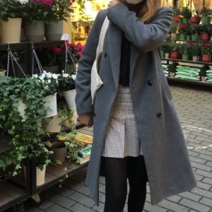 Grå kappa - Supersnygg grå kappa från Stradivarius, perfekt för vintern och hösten och våren. Toppen skick, har använts 2 gånger. 