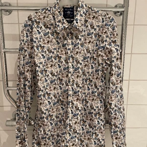 Robbie moor skjorta - Robbie moor blommig skjorta. Nyskick, storlek Large Pris: 175kr