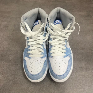 FÖRST TILL KVARN! JORDAN 1 "HYPER ROYAL" HIGH STR 42.5 - Säljer mina Jordan 1 ”hyper royal” high pga använder ej längre. Dom är i 10/10 skick då jag endast använt skorna 1 gång i Dubai.