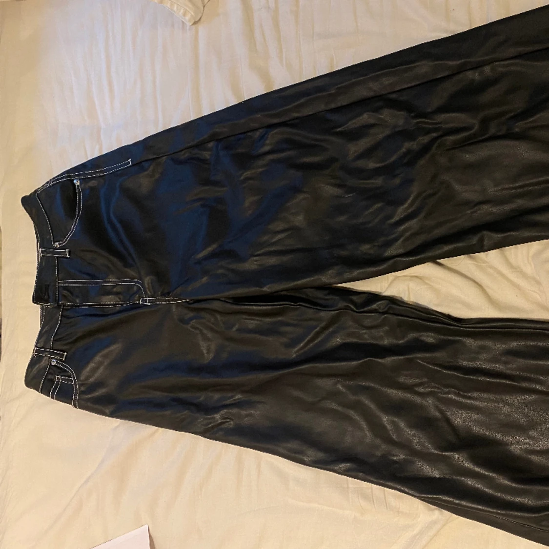 Oversized läder byxor med vit sömn - 90