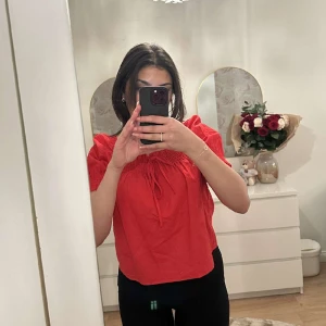 Röd topp - Jätte fin röd topp från H&M❤️ Använd ett fåtal gånger men i jätte bra skick! ❤️ Passar XS-M!❤️