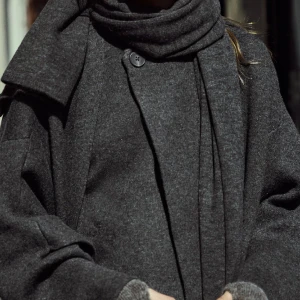 Jacka från zara - Säljer denna jacka från zara. I storlek M-XL. Har vanligtvis S men denna sitter oversize på mig. Väldigt bra skick, nypris 699