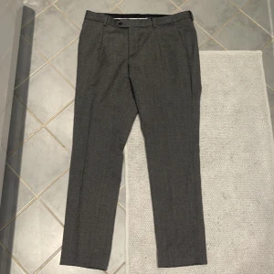 Bläck kostymbyxor  - Bläck kostymbyxor (mörk grå). Nyskick! 300kr. Storlek 54