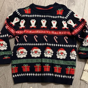 Jul/vinter tröjor. Sött motiv storlek 80 - I fint skick, den med rävar är något mer använd. Fina under kommande högtider. 