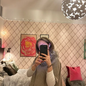 Poncho - Poncho från Primarks barnavdelning. Använd sparsamt. Där är i storlek 11-12 men passar mig som är en S.