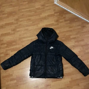 Nike vinterjacka - Använd 2 vintrar. Bra skick men använd. Inget synligt slitage finns.