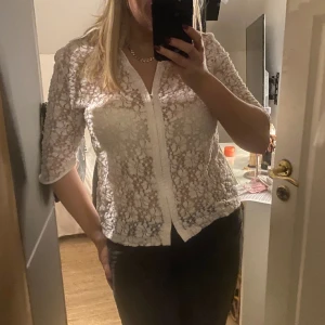 Vit spetstopp  - Säljer denna spetsströja som går att ha på olika sätt, se bilder. Köpt second hand och står att den är i storlek 46 men passar mig som vanligtvis är en S/M och tycker de är snyggt med den lite ”lösa” fiten. 120 + frakt ❤️‍🔥🥰