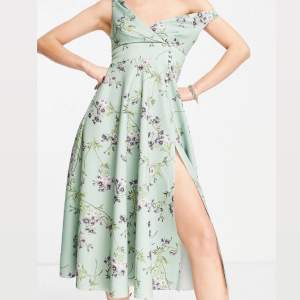 Helt ny söt somrig klänning, den är bara använd en gång så den är som ny! Köpte den från asos. Frakten ingår i priset :) 