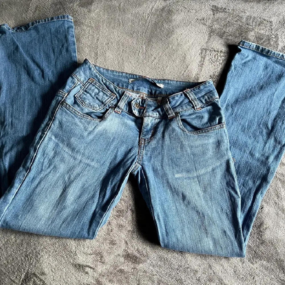 Säljer detta jätte fina jeansen från only jeans, använda men fortfarande fina förutom att dom är lite slitna längst ner (kontakta för fler bilder) 💕. Jeans & Byxor.