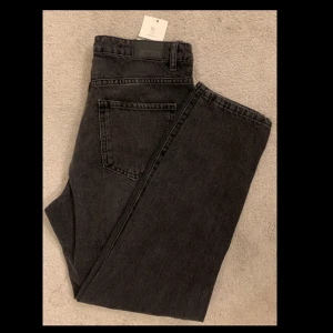 Svarta jeans stl. 38 - Svarta jeans från ginatricot, oanvända, stl.38