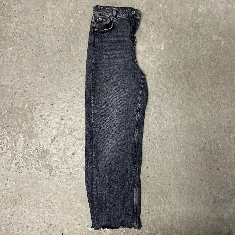 Raka jeans från zara strl 40 Pris 180kr+frakt  @v23intage. Jeans & Byxor.