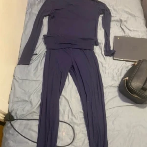 Gina set - Liknande set som på Gina storlek S säljer då byxorna var för korta på mig. Färg mörk blå. Köptes för 500 kr säljer för 250, pris kan diskuteras vid snabb köp