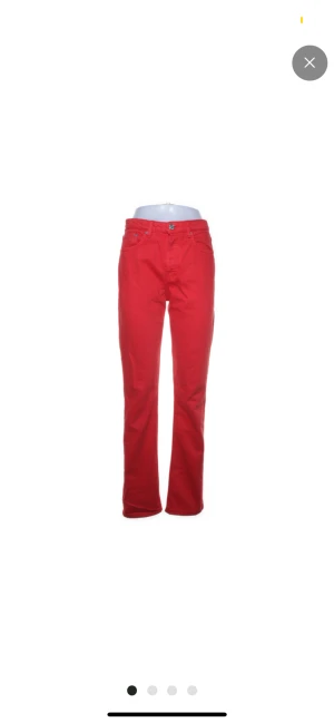 Röda Jeans  - Coola röda jeans! Aldrig använd av mig och i bra sick! 