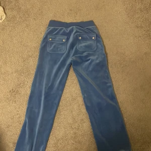 Juciy couture byxor  - Ganska nya juciy byxor inga defekter, jättefin blå färg har enbart inte kommit till användning. Pris kan duskuteras skriv vid frågor ❤️