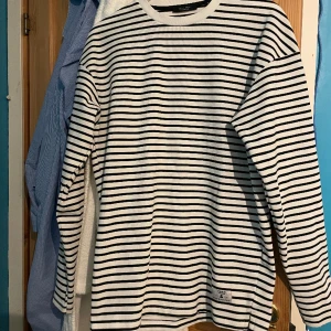 Randig tröja - Randig tröja från Jack&jones i fint begagnat skick, tröjan är lite oversized och är i storlek M. Kan mötas i Västerås eller fraktas mot att köparen står för frakten. Tveka in på att höra av dig om du har några frågor.  // Casper