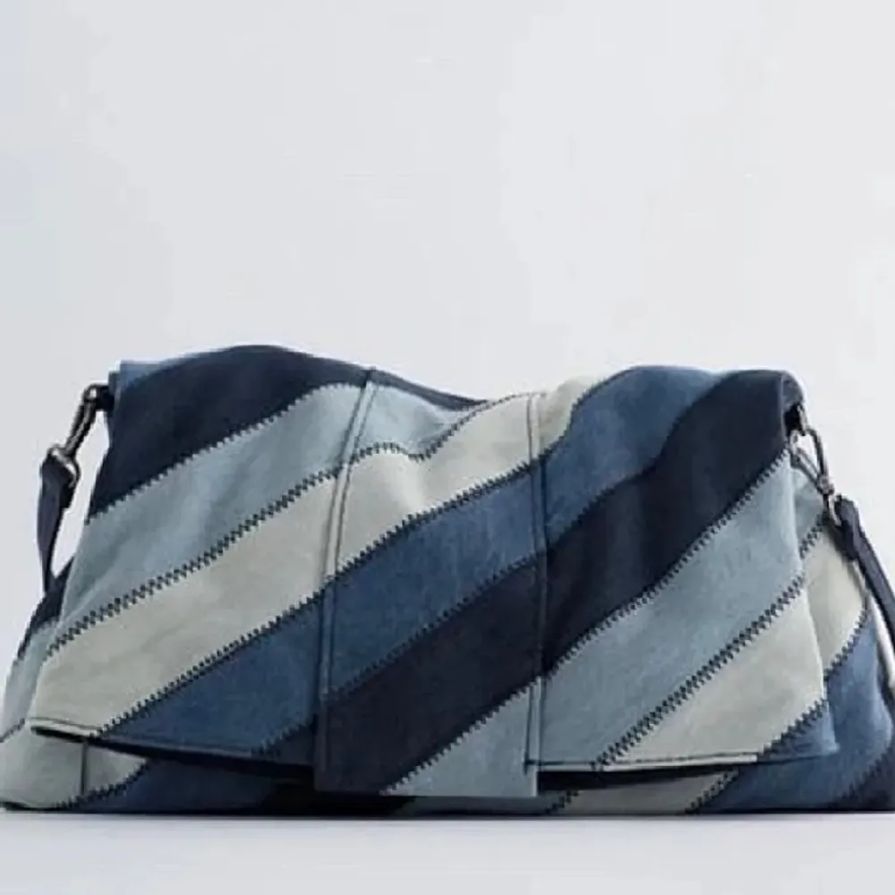 Jeansväska från Zara. Använd ett fåtal gånger, nypris 559 kr. . Laukut & Käsilaukut.
