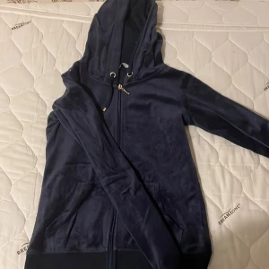 Mörkblå tröja från Cubus  - Mörkblå tröja från Cubus i storlek XS. Ganska bra skick