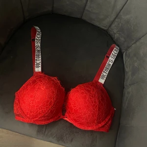 INTRESSEKOLL! - Intressekoll på min Victoria secret bh, är osäker på om jag vill sälja så vill se vad jag kan få för den🥰