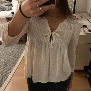 odd molly blus - lägger upp denna superfina odd molly blusen igen. Den är tyvärr för stor för mig som vanligtvis har storlek xs. Köpte den i storlek S men  skulle säga att den sitter mer som en m, men funkar även som s💓💓