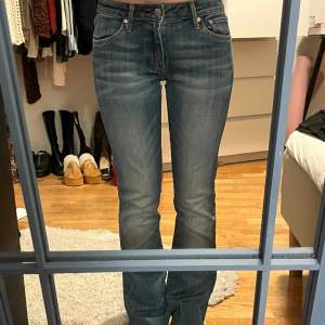 Söta jeans från Crocker, midjemått: 35 cm, innerbenslängd: 73 cm