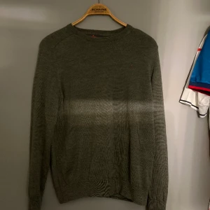 Morris Sweatshirt - Blivit för liten för mig. Storlek L men skulle säga att den sitter mer som Stor S eller M. Bra skick, inga defekter.