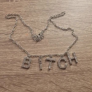 Halsband - Saknas 3 st stenar