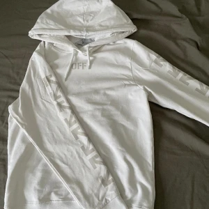 Off-white Huvtröja  - Säljer min off white Huvtröja då den är för liten, storlek M i dam men passar även man i storlek XS. 260kr fri frakt fraktar samma dag!