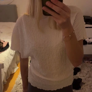 Blus - Super fin topp/blus från zara. Passar till alla olika tillfällen! Har tagit av prislappen men har tyvärr aldrig använt den, så den är verkligen i nyskick🙌🥰
