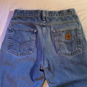 Relaxed fit Carhartt jeans, skitsnygg passform. Säljer då dem har blivit för små för mig. Snygg färg. Skulle säga att dem sitter ungefär midwaist. Lite slitna längst nere på benen, pris kan därav diskuteras. kontakta gärna för fler bilder!