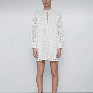 Studentklänning  - Säljer min så fina studentklänning, roligt om någon annan får använding för den! köpt på vestiaire collective, den är en gammal modell som inte finns kvar längre påminner om ”Dea dress”🫶🏽