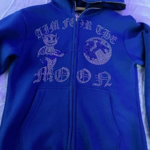 Aim For The Moon fullzip  -  säljer min feta aimforthemoon fullzip då den blivit för liten den är m men sitter som s på mig iaf skicket är 8,5/10 hör av dig vid frågor.