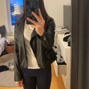 Skinnjacka - Hej jag säljer nu min skinnjacka då den blivit för liten. Den är i väldigt bra skick 