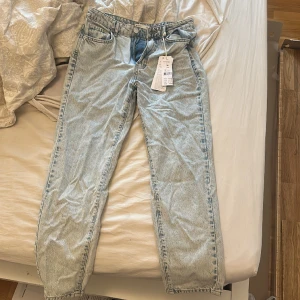 Nya Ginatricot Jeans - Storlek 36 i modellen dagny petite så passar dig som är 160 cm eller kortare. Prislappen finns kvar, endast testade. 