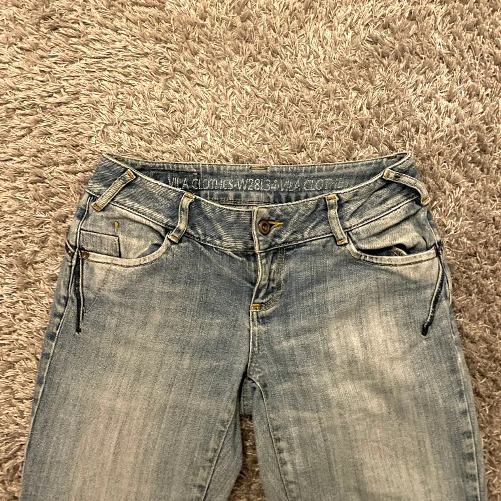 Säljer dessa ass snygga Lågmidjade jeans pga att de tyvärr är förstora. Storlek 28/34!! Säljer för 700 kr. Använda få gånger, köpta här på plick för 800. Skriv för fler bilder <3. Jeans & Byxor.