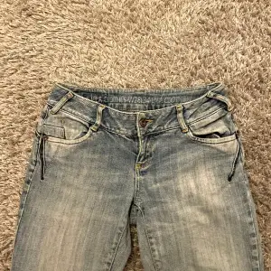 Säljer dessa ass snygga Lågmidjade jeans pga att de tyvärr är förstora. Storlek 28/34!! Säljer för 700 kr. Använda få gånger, köpta här på plick för 800. Skriv för fler bilder <3