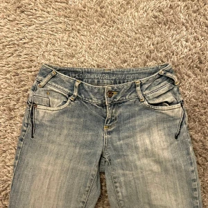 Lågmidjade jeans - Säljer dessa ass snygga Lågmidjade jeans pga att de tyvärr är förstora. Storlek 28/34!! Säljer för 700 kr. Använda få gånger, köpta här på plick för 800. Skriv för fler bilder <3